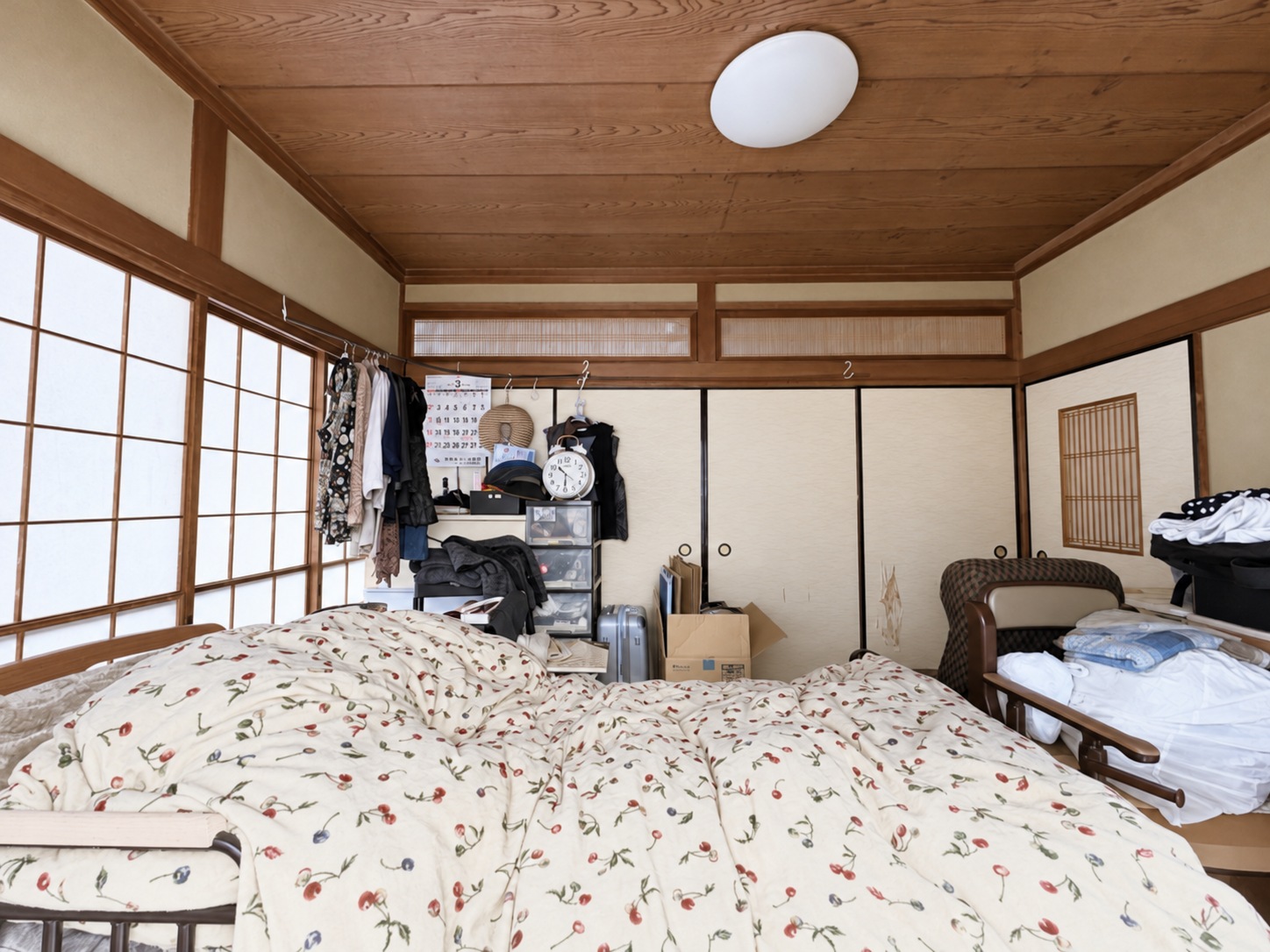 南側の光を取り込むLDK／施工前・白黒原写真からAIで推定着色